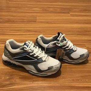 Autralian Men sneaker new with tag 8US
